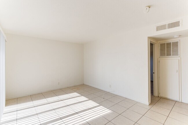 Building Photo - Bright & Spacious 2-Bedroom Upstairs Unit in Central Las Vegas!