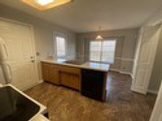 Building Photo - Updated 3BR Home Minutes from Fort Campbell – Fenced Yard & Deck