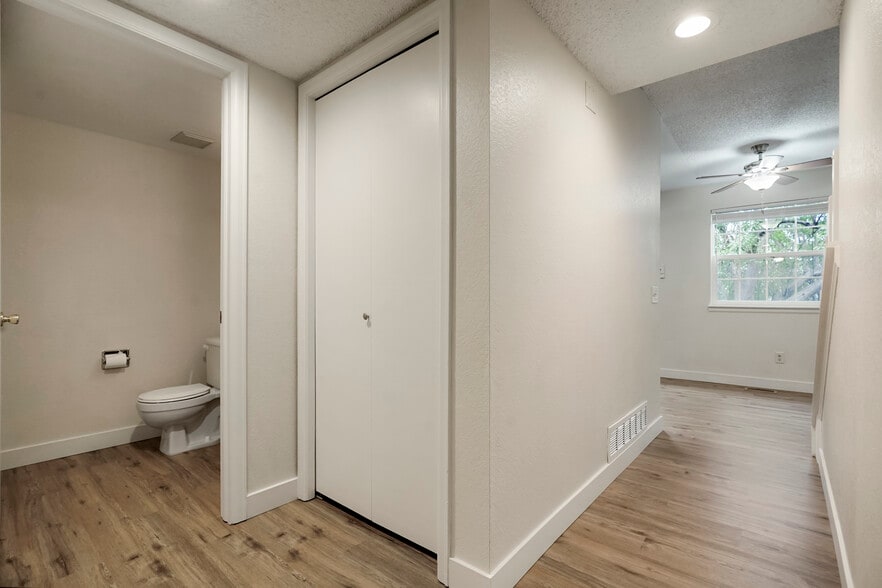 Hall bath - 11554 Community Center Dr