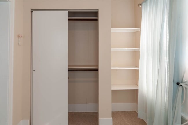 Building Photo - 405 W Clay St