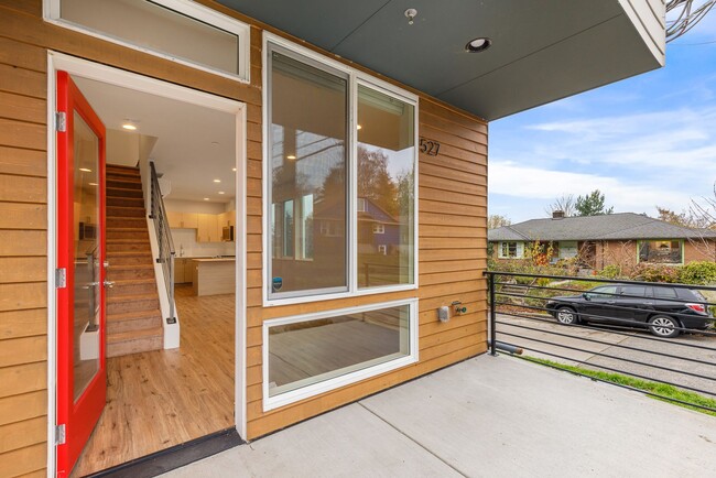 Building Photo - Ballard 2 Bedroom Townhome - End Unit with...