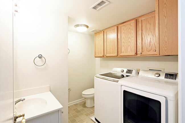 Building Photo - 1264 Villa Ln