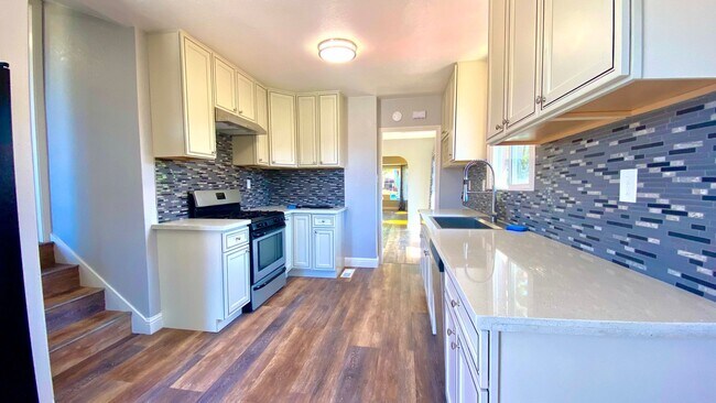 Building Photo - Single Family Home with Front Yard, Back Y...