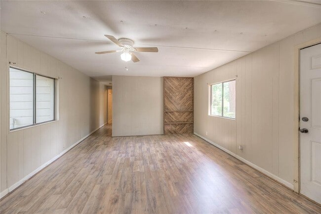 Building Photo - 330 Oak Tree Dr