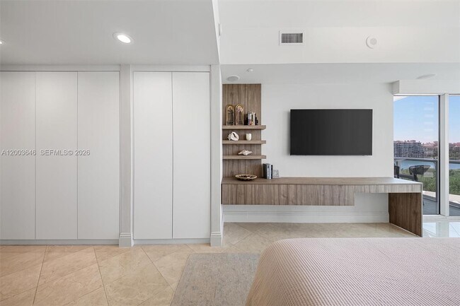 Building Photo - 100 South Pointe Dr