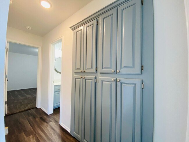 Building Photo - 407 S Pointe Ln