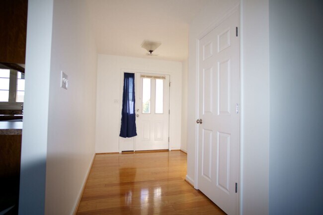 Building Photo - 3 Bed/2 Bath. Master on Main. Close to shopping, US 460, and I-81