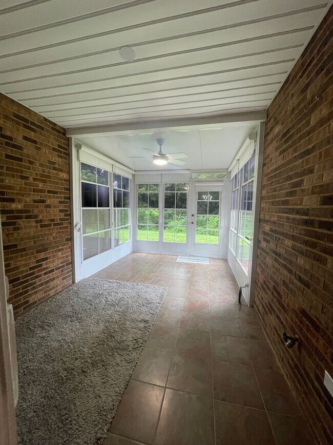 Building Photo - 162 River Garden Ct