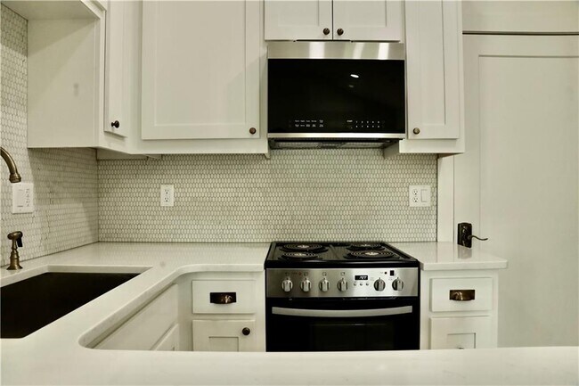 Building Photo - 858 NW B St