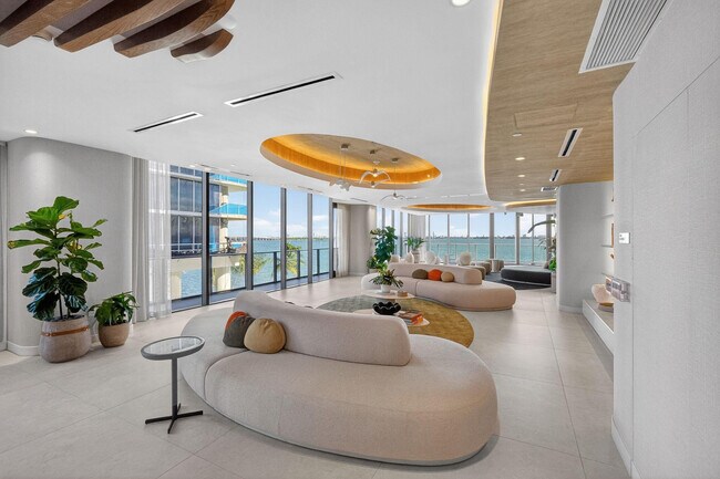 Building Photo - 700 NE 24th St