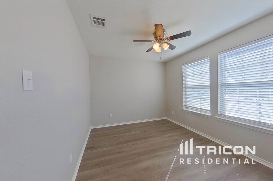 Building Photo - 881 Darst Dr