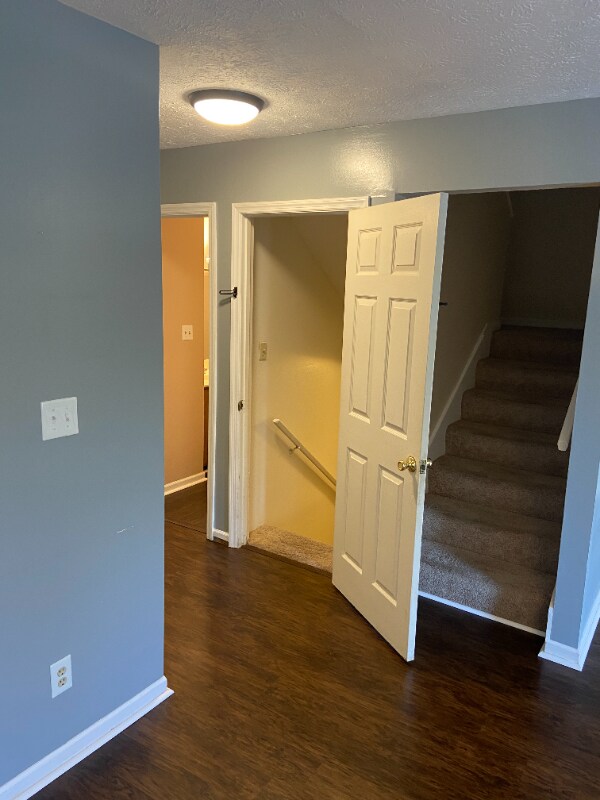 Building Photo - 3134 High Ridge Dr