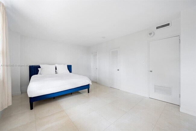 Building Photo - 10185 Collins Ave