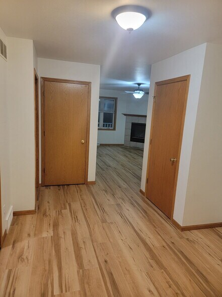 Building Photo - 664 S Burr Oak Ave