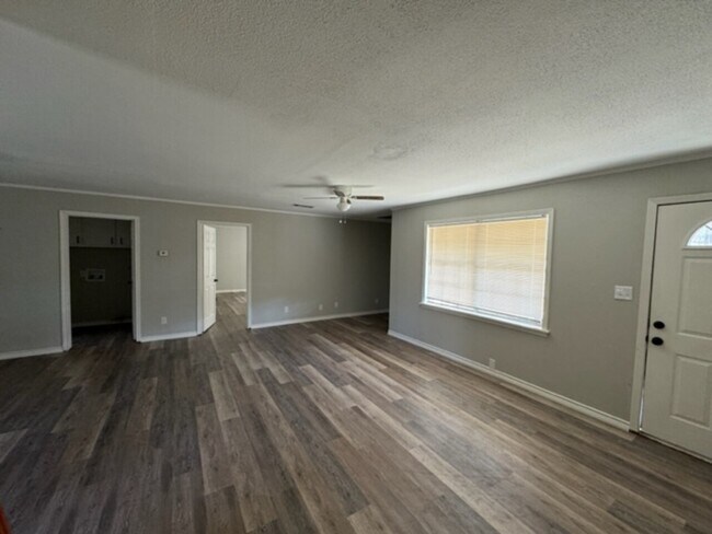 Building Photo - 565 Myrtle Springs