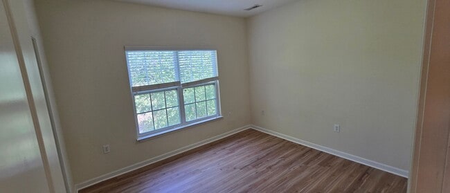 Building Photo - Great condo near Hanes Mall area, Clemmons and I40