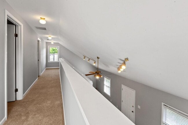 Building Photo - 648 Golfview Dr