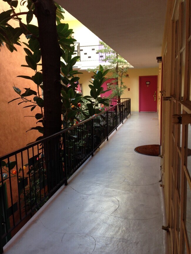 Courtyard Walkway - 1844 S Victoria Ave