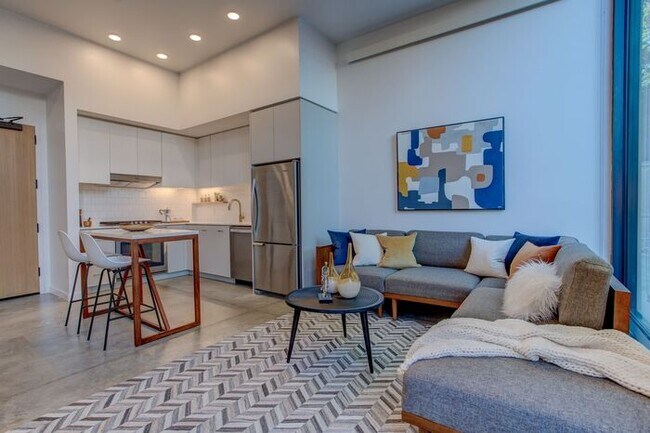 Building Photo - Luxury Studio near Salt and Straw! Only $1...