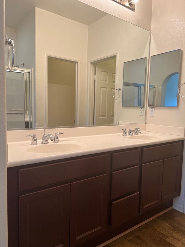 Building Photo - Wonderful Eastlake Townhome, 3 bedroom, 2....