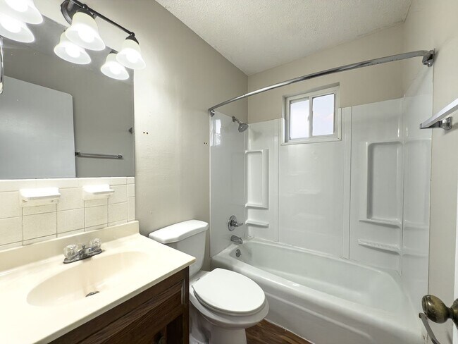 Building Photo - 2523-2523 E Morris Dr