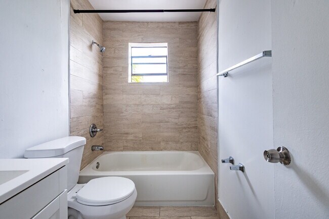 Building Photo - Charming 1-Bedroom Apartment in the Heart ...