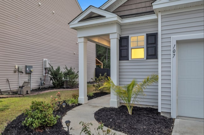 Building Photo - Modern Living in Summerville