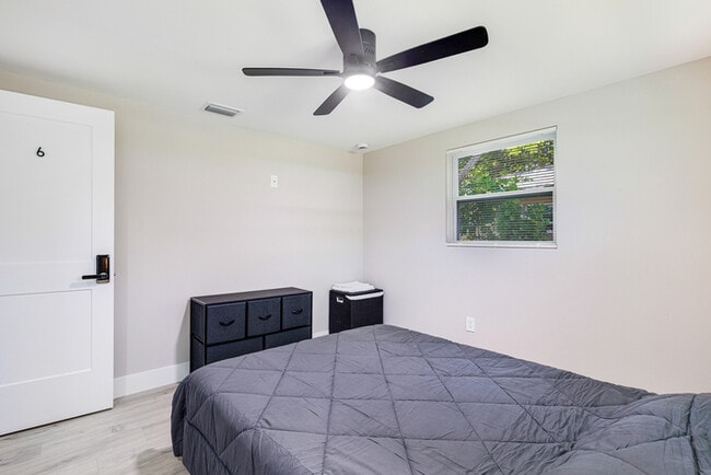 Building Photo - Englewood Padsplit Co-living Affordable Ho...