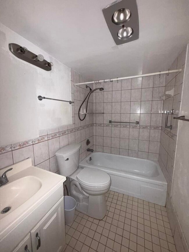 Building Photo - 8 Canterbury A