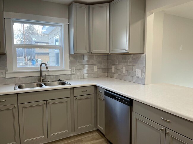 Building Photo - 2260 S 10th St W