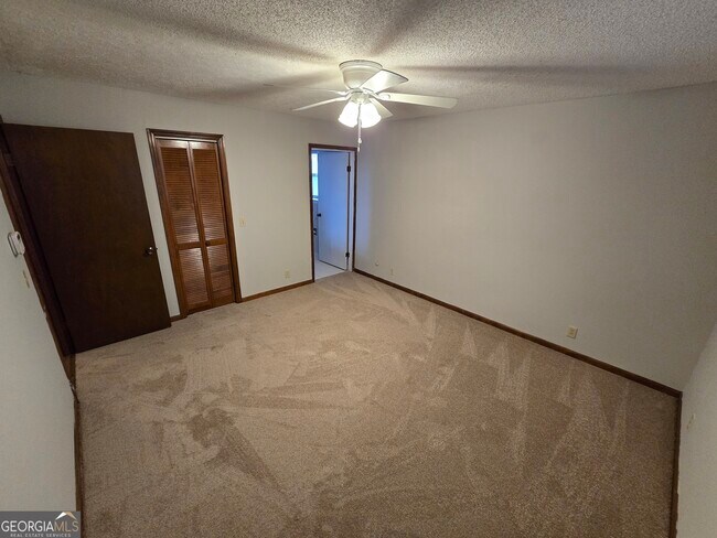 Building Photo - 425 Sunnyside Dr