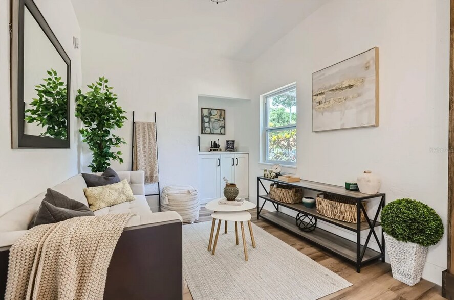 Building Photo - 3516 W Price Ave