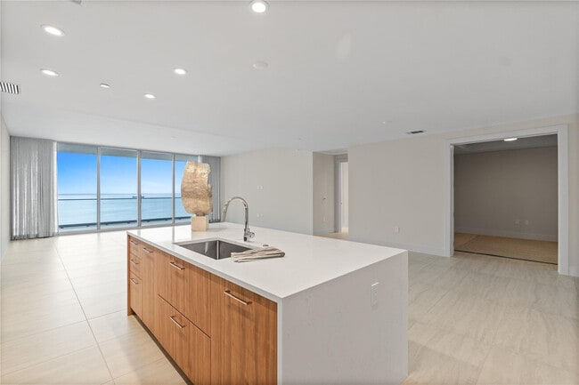 Building Photo - 153 N Seabreeze Blvd