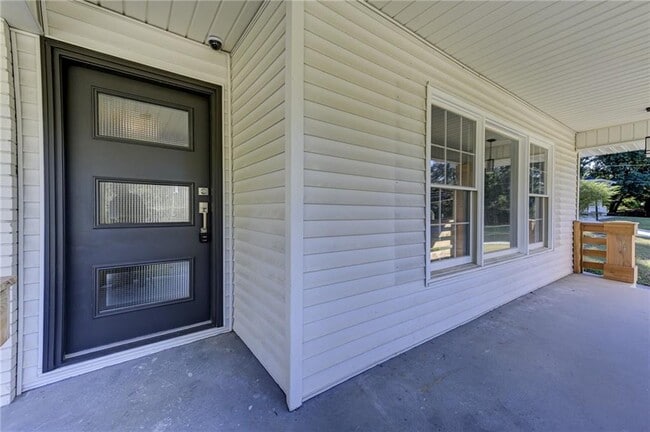 Building Photo - 2325 Elmwood Cir SE