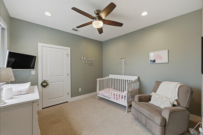 Building Photo - 1405 Camelot Cir