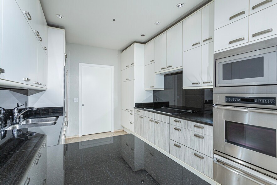 Building Photo - 700 Front St