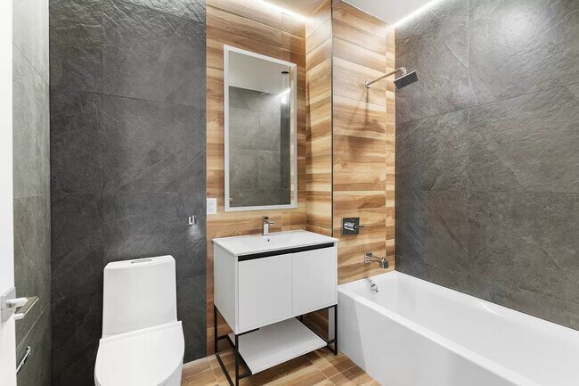 Building Photo - 101 Macombs Place