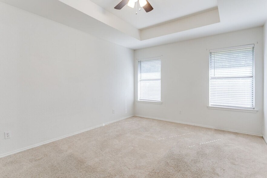Building Photo - 215 Meadowbrook Ln