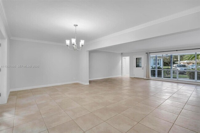 Building Photo - 812 Holly Ln