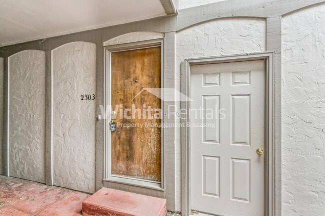 Building Photo - 2303 S White Oak Dr