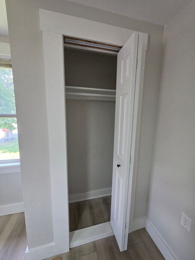 Building Photo - 2 Bed 1 Bath Single Family Home