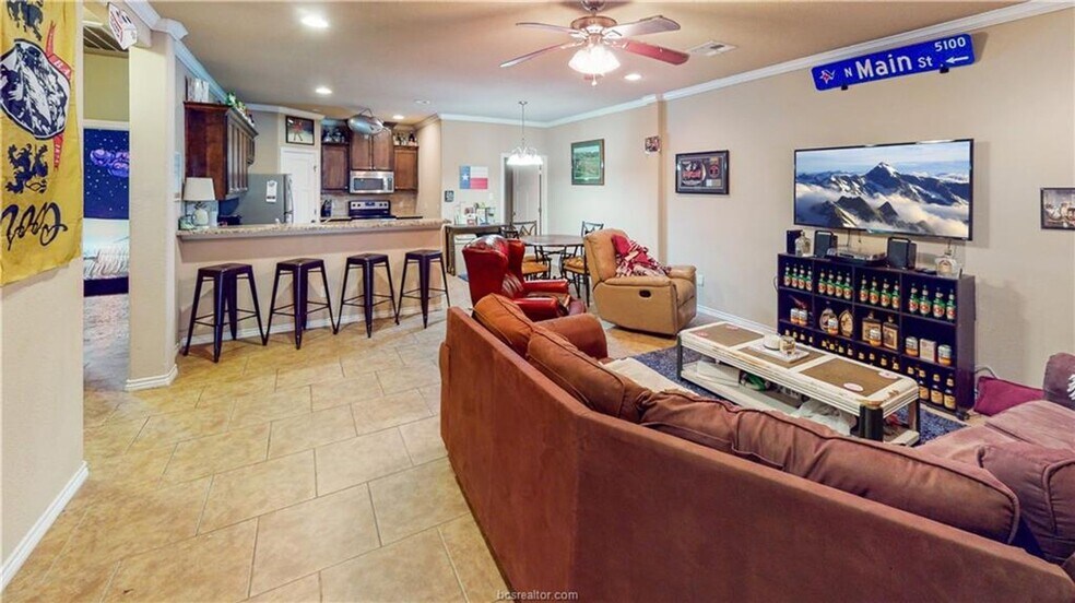 Building Photo - 4 Bed, 4 Bath University Heights Townhome for August 2026 Move In!