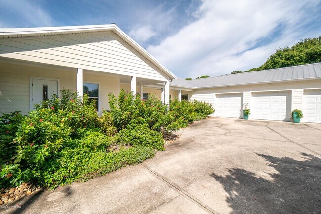 Building Photo - 845 S Tropical Trail