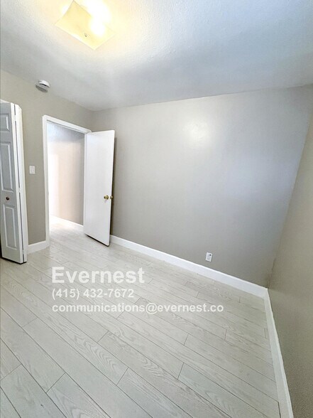 Building Photo - 924 Allerton St