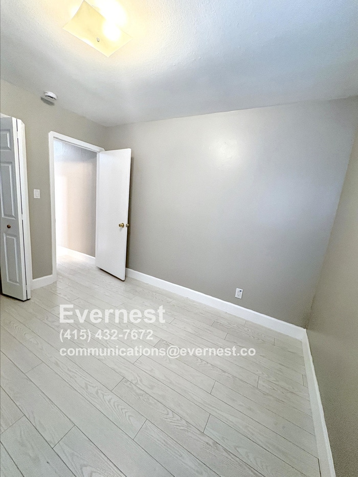 Building Photo - 924 Allerton St
