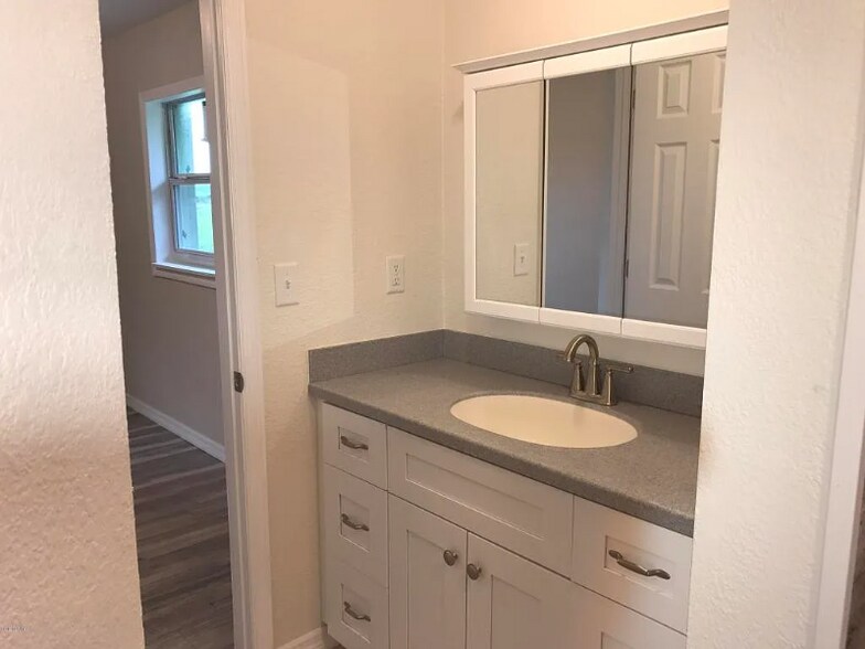 Building Photo - 680 N Court St