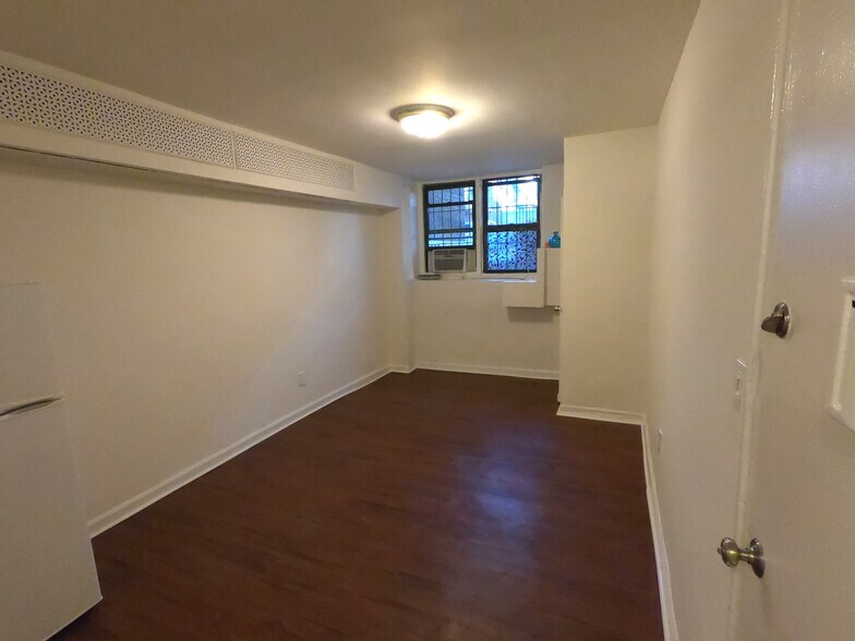 Living Area Unfurnished - 156 W 95th St