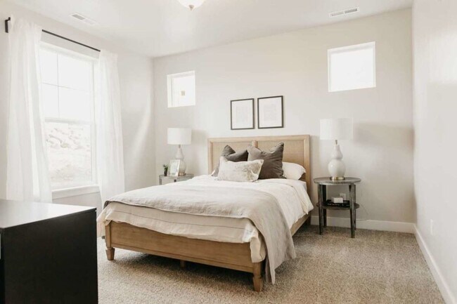 Building Photo - 664 N 380 W