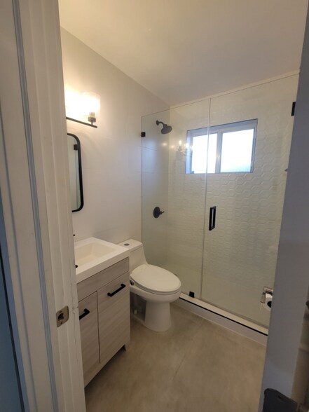 Building Photo - 634 W 31st St