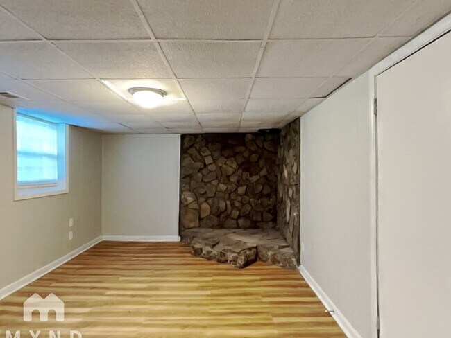 Building Photo - 247 Roxbury Dr